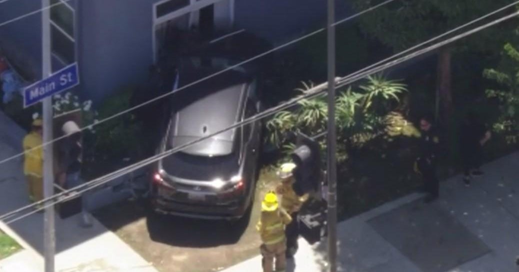 Vehicle crashes into South Park apartment building - CBS Los Angeles