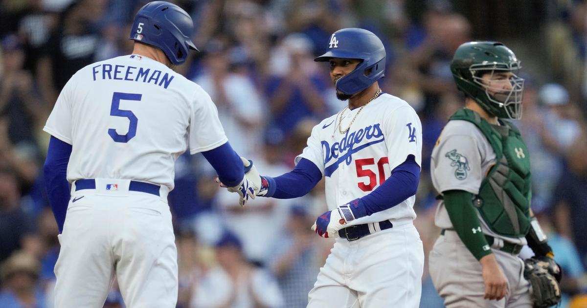 J.D. Martinez homers, Freddie Freeman sets franchise doubles record as  Dodgers beat Nationals