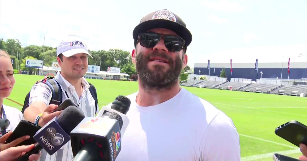 Julian Edelman shows up to practice in Bruins jersey, sparks mass