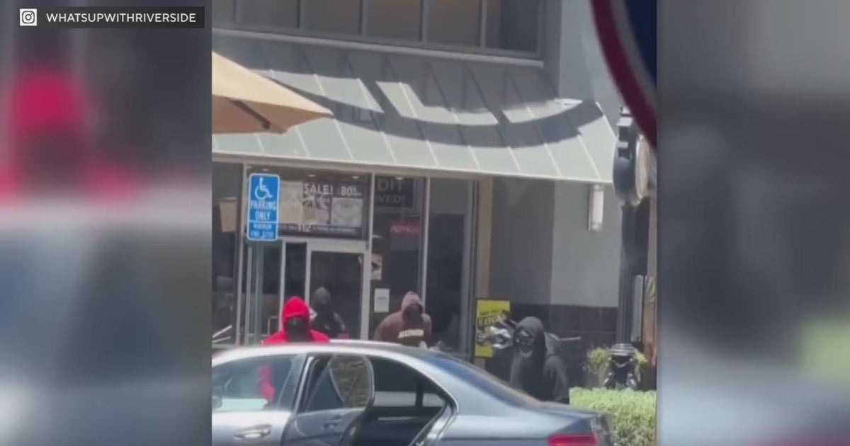 Police looking for five suspects in Riverside smash-and-grab - CBS Los ...