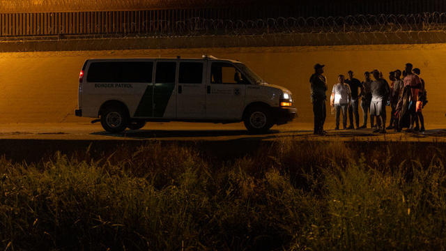 Group of Venezuelan migrants turn in to Border Patrol 