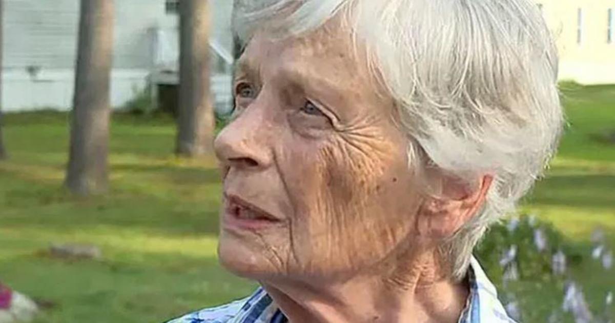 87-годишна жена от Мейн се бори с нашественик в дома си, след което го храни в кухнята си
