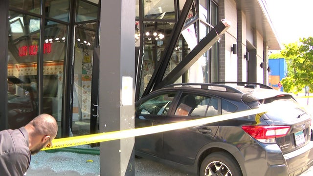 10p-vo-car-vs-restauran-wcco3tc6.jpg 