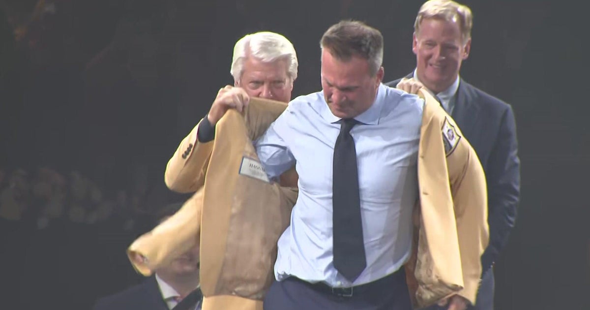 Zach Thomas gets iconic Pro Soccer Corridor of Fame Gold Jacket Zach Thomas gets iconic Pro Soccer Corridor of Fame Gold Jacket