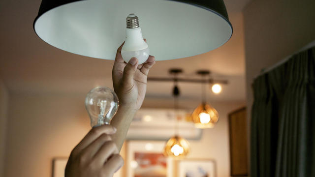 Man swapping out lightbulb 