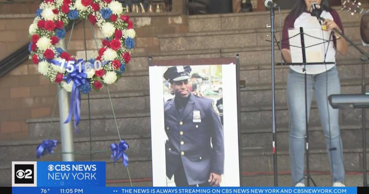 Prayer Vigil Held Outside 34th Police Precinct For Slain Officer Alexis Martinez Cbs New York 1061