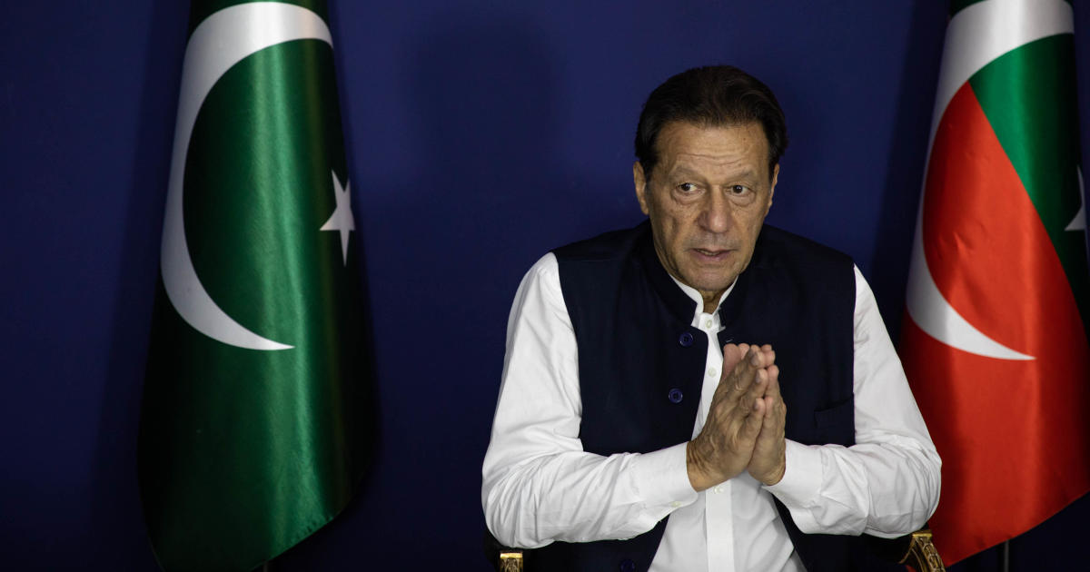 Адвокатите на бившия лидер на Пакистан Имран Хан ще оспорват присъдата за подкуп, която го лиши от изборите