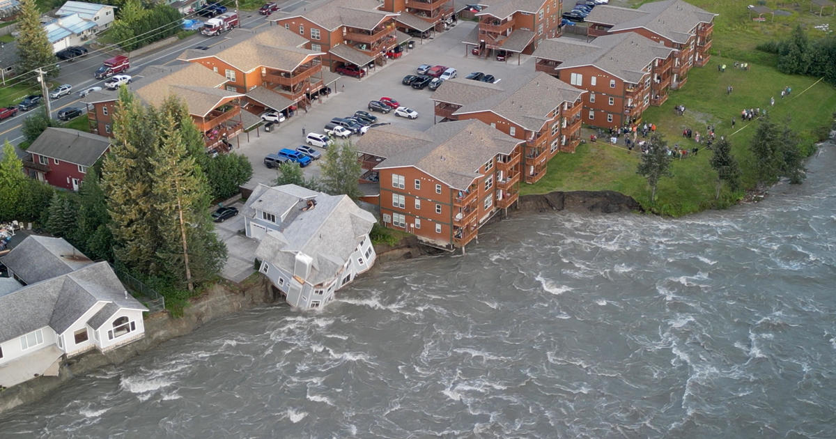 Наводнението от „ледниковия изблик“ унищожи най-малко 2 сгради, наложи евакуация в столицата на Аляска Джуно