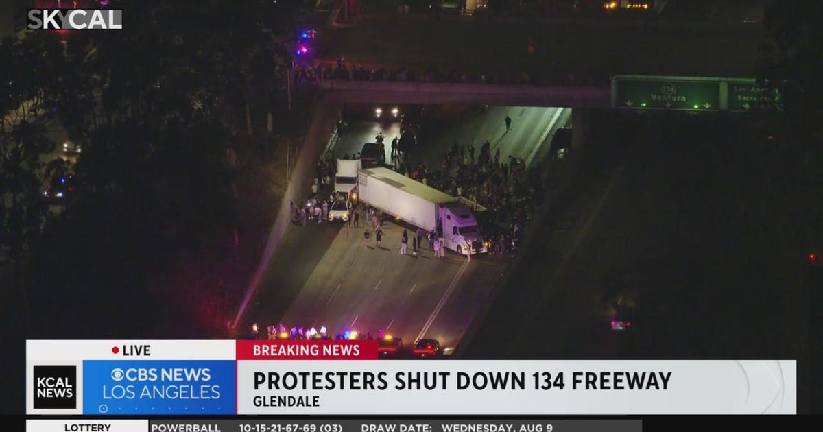 Protestors use cars, big rig to block 134 Freeway in Glendale - CBS Los ...