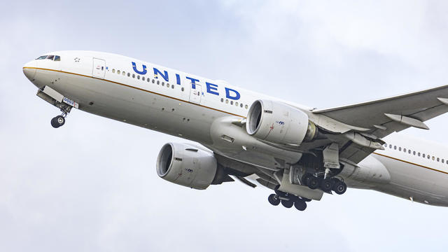 United Airlines Boeing 777-200 Aircraft Departing From Amsterdam 