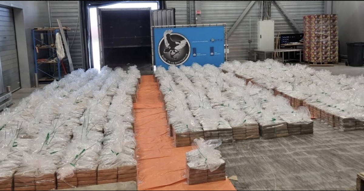Холандски митнически агенти заловиха 17 600 паунда кокаин, скрит в