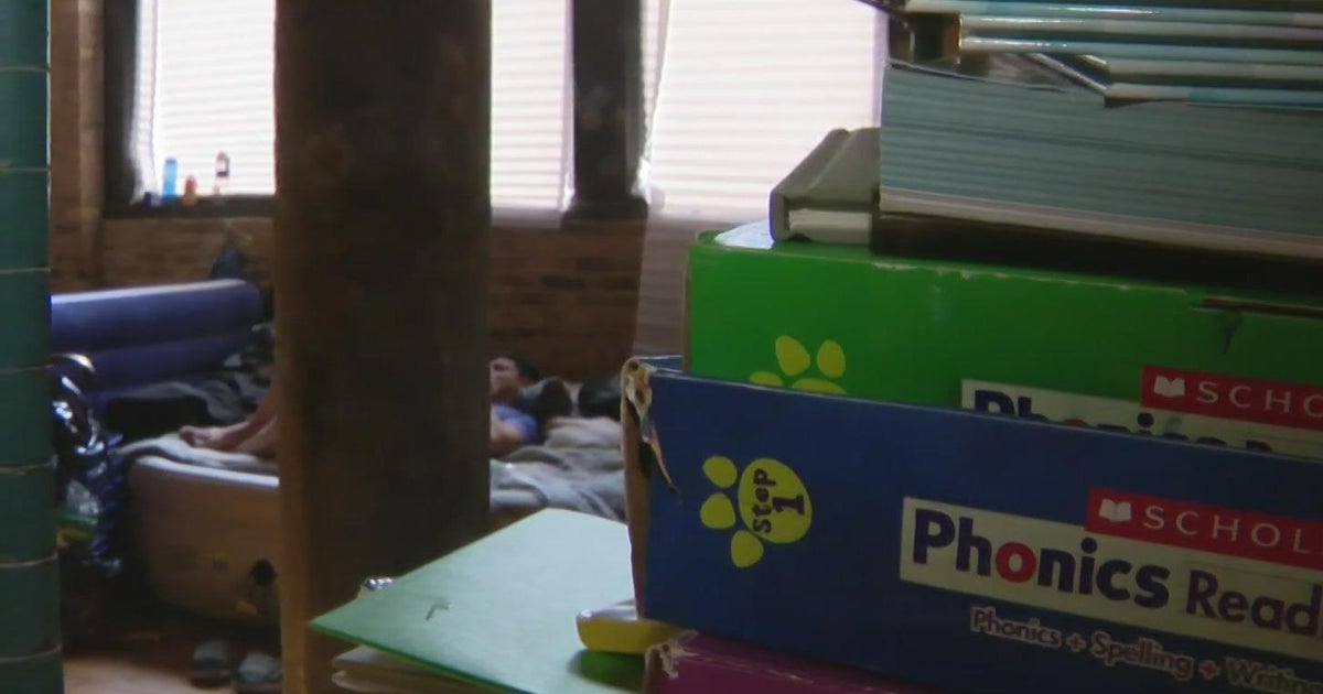 Volunteers in Pilsen create a unique shelter for dozens of migrants Volunteers in Pilsen create a unique shelter for dozens of migrants