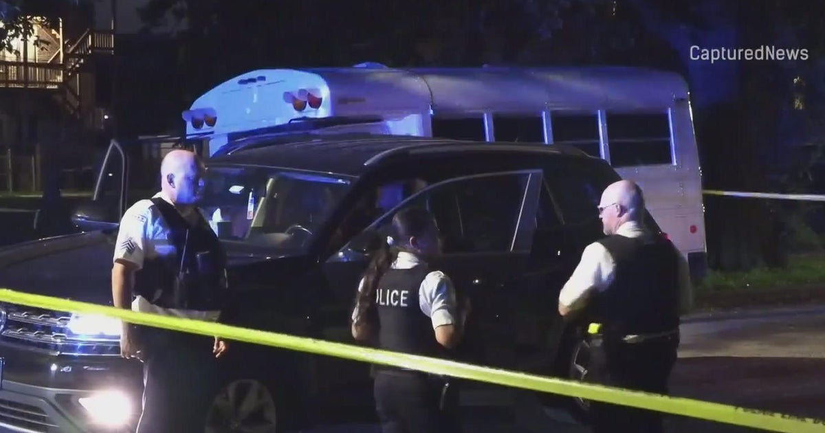 Rideshare driver with CCL shoots 2 robbers in North Lawndale CBS Chicago