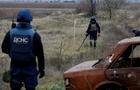 FILE PHOTO: Ukrainian mine experts scan for unexploded ordnance and landmines Kherson region 