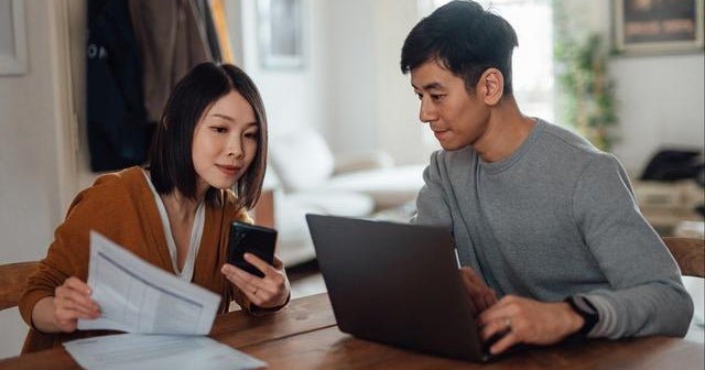 How couples should split up financial responsibilities - CBS News