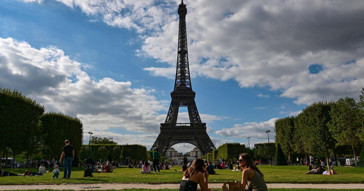 Guy arrested soon after leaping off Eiffel Tower with a parachute Guy arrested soon after leaping off Eiffel Tower with a parachute