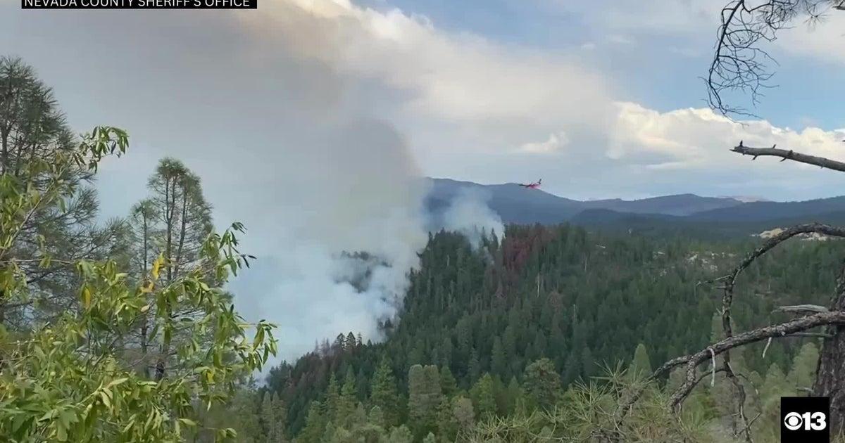 Raw: Firefighting plane drops retardant on Highway Fire in Nevada County