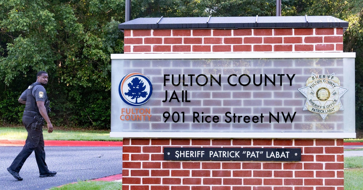 Inmate stabs detention officer at aging Fulton County Jail, officials ...