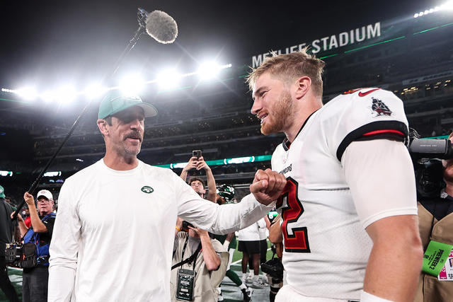 Jets' Aaron Rodgers makes epic entrance for debut