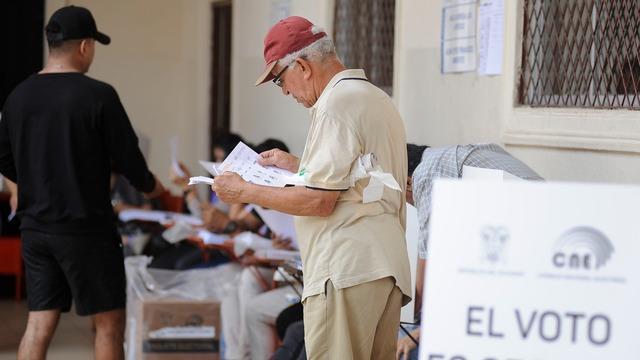 cbsn-fusion-ecuadorian-election-goes-to-runoff-vote-anti-corruption-candidate-wins-guatemalan-presidency-thumbnail-2224539-640x360.jpg 