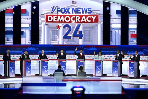 GOP candidates raise their hands to indicate they would support former President Donald Trump as the Republican nominee if he was convicted of a crime on Wednesday, Aug. 23, 2023. 