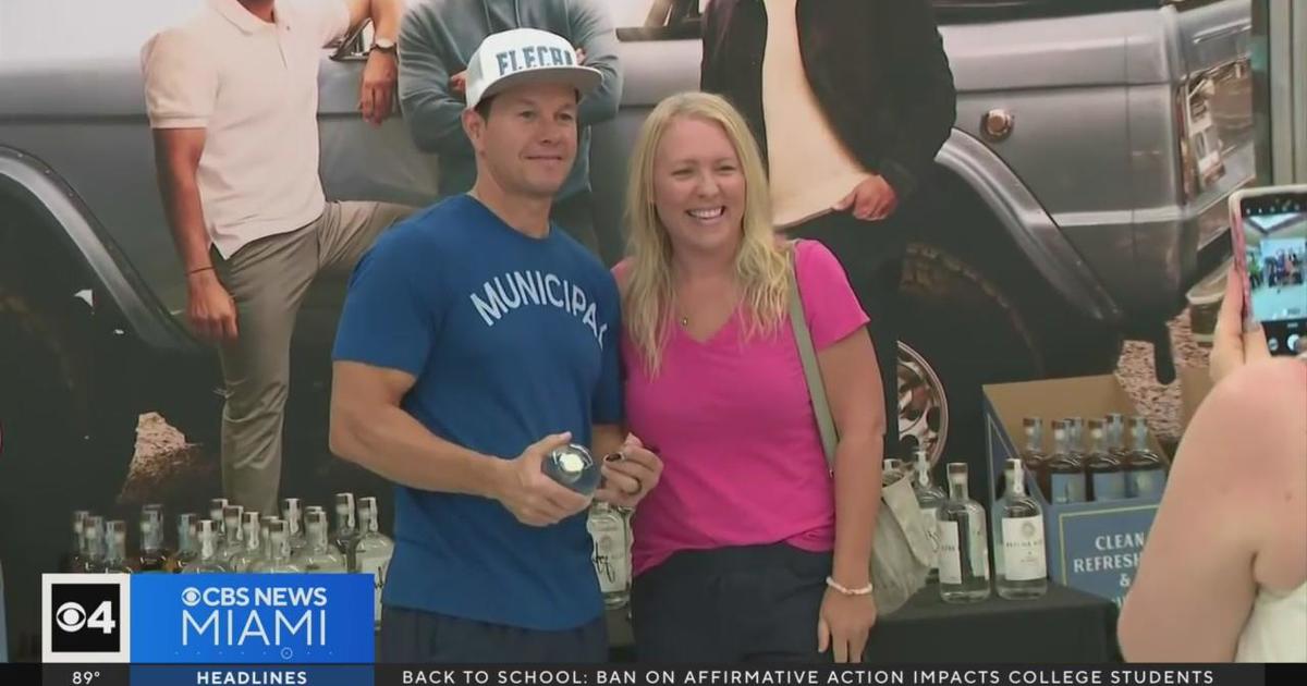 Mark Wahlberg, in city to advertise new tequila line, delights, surprises fans at South Florida Publix