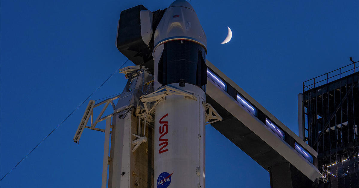 Закъснявайки с един ден капсула Crew Dragon на SpaceX носеща