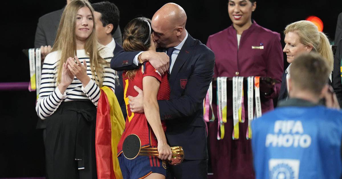 Шефът на испанския футбол казва, че ще се „бори докрай“, вместо да подаде оставка заради нежелана целувка