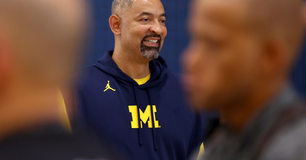 Michigan basketball coach Juwan Howard talks being a barber for friends teammates Michigan basketball coach Juwan Howard talks being a barber for friends teammates