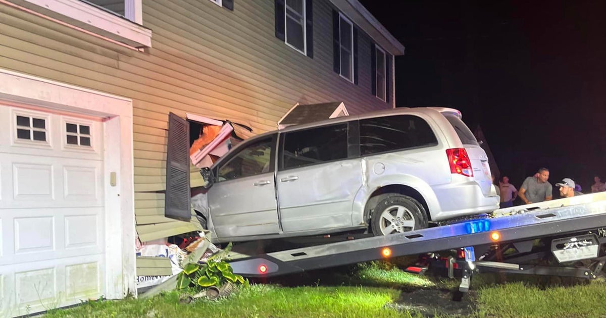Driver injured after crashing minivan into home in Newmarket, New Hampshire - Vimarsana News