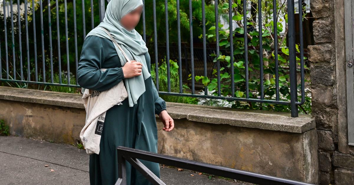 Франция забранява ислямските облекла, известни като абая, в училищата от