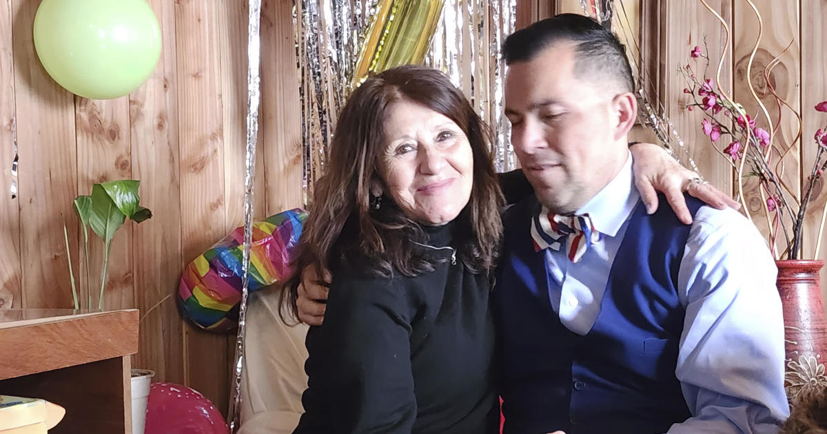 Син, откраднат при раждането, прегръща майка си за първи път от 42 години след пътуване от САЩ до Чили
