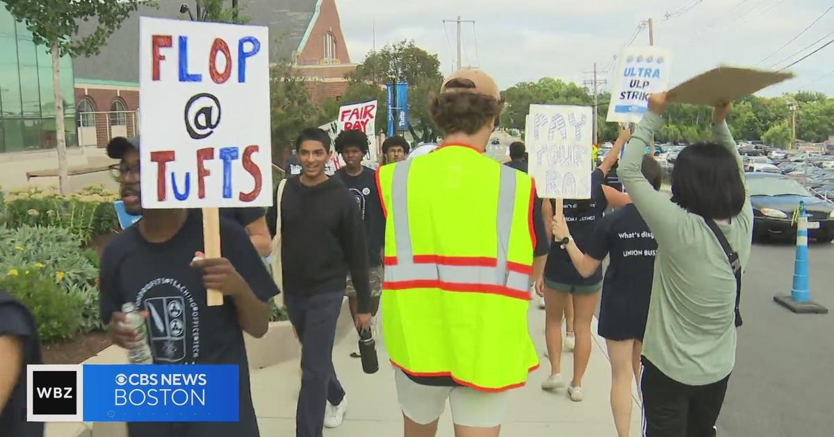 Tufts University RAs call for stipend, picket on school movein day