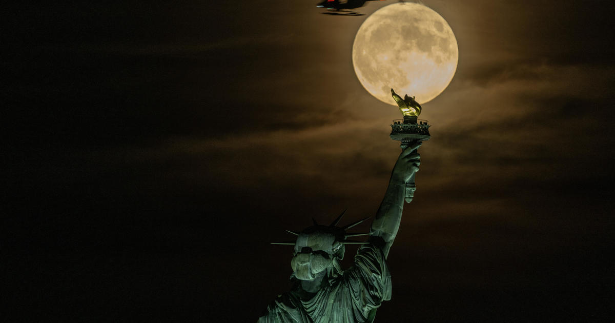 Пропускате снощната супер синя луна? Вижте зашеметяващи снимки на рядкото лунно шоу, осветяващо августовското небе