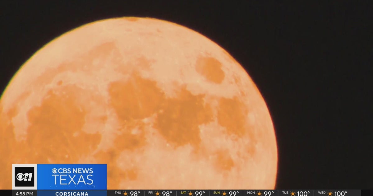 Dozens gather to capture rare super blue moon - CBS Texas