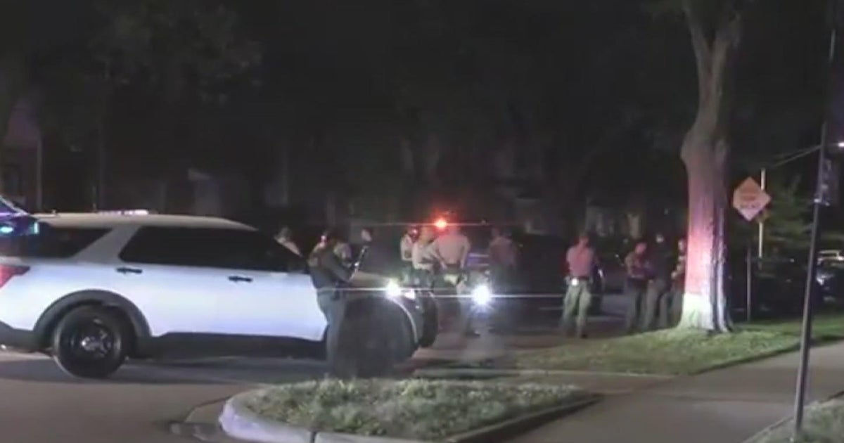 Police chase ends in arrest of armed robbery suspect in Dunning - CBS ...