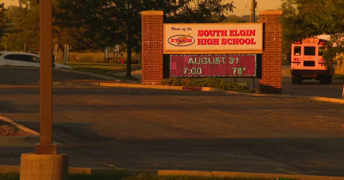 South Elgin High School mourns after students die in crash - CBS Chicago