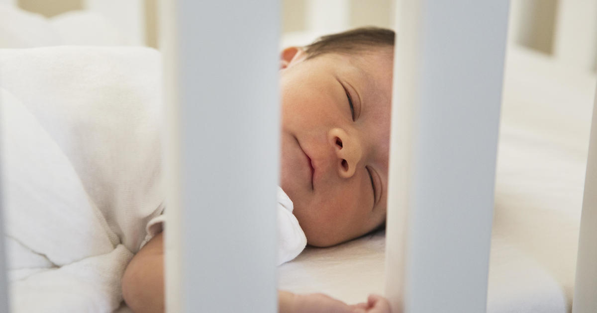 Уютни изображения на плюшени играчки и одеяла, контра-съобщения за безопасен сън на бебето