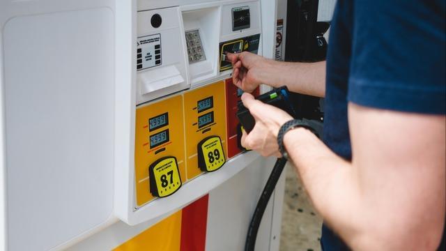 cbsn-fusion-how-gas-prices-could-affect-labor-day-weekend-plans-thumbnail-2258575-640x360.jpg 