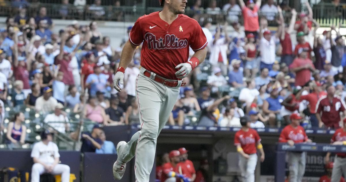 Howard homers, Moyer wins again as Phillies beat Brewers
