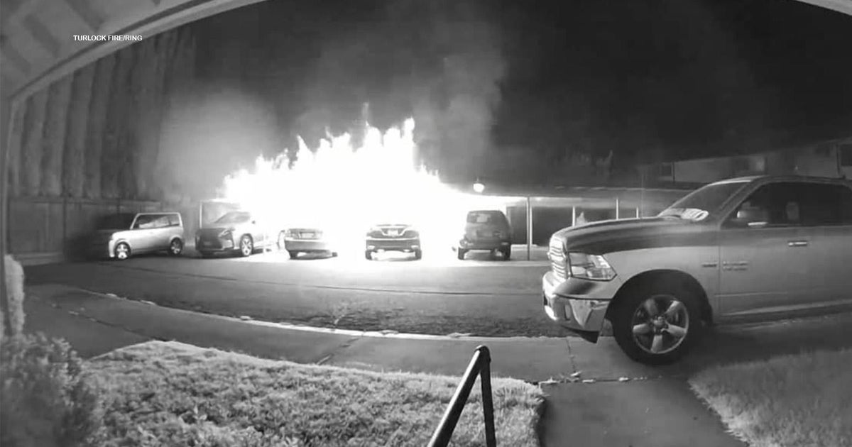 VIDEO: 8 vehicles, duplex damaged after fire in Turlock; arson suspected