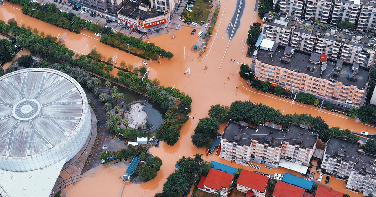 Водата отнесе пожарна кола в Китай, докато тропическата буря Хайкуи удари югоизточното крайбрежие