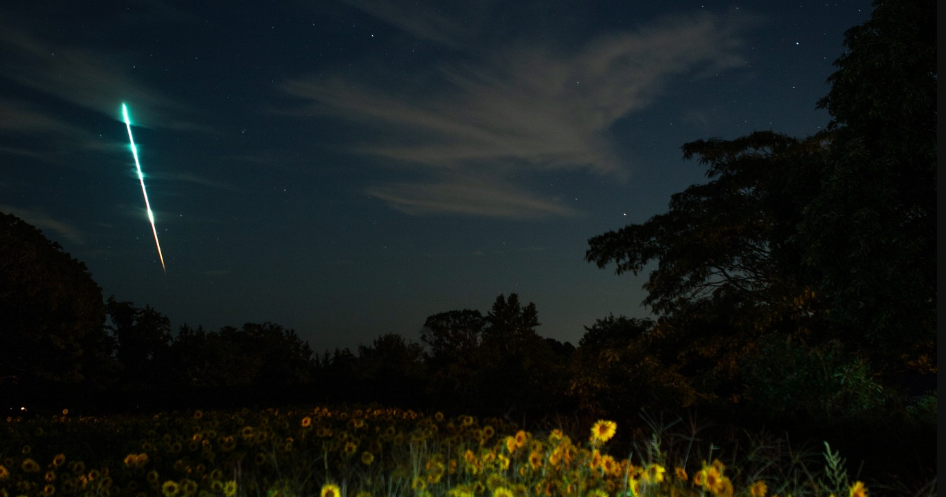火の玉が中部大西洋岸の州の上空を時速36,000マイルで疾走する 火の玉が中部大西洋岸の州の上空を時速36,000マイルで疾走する