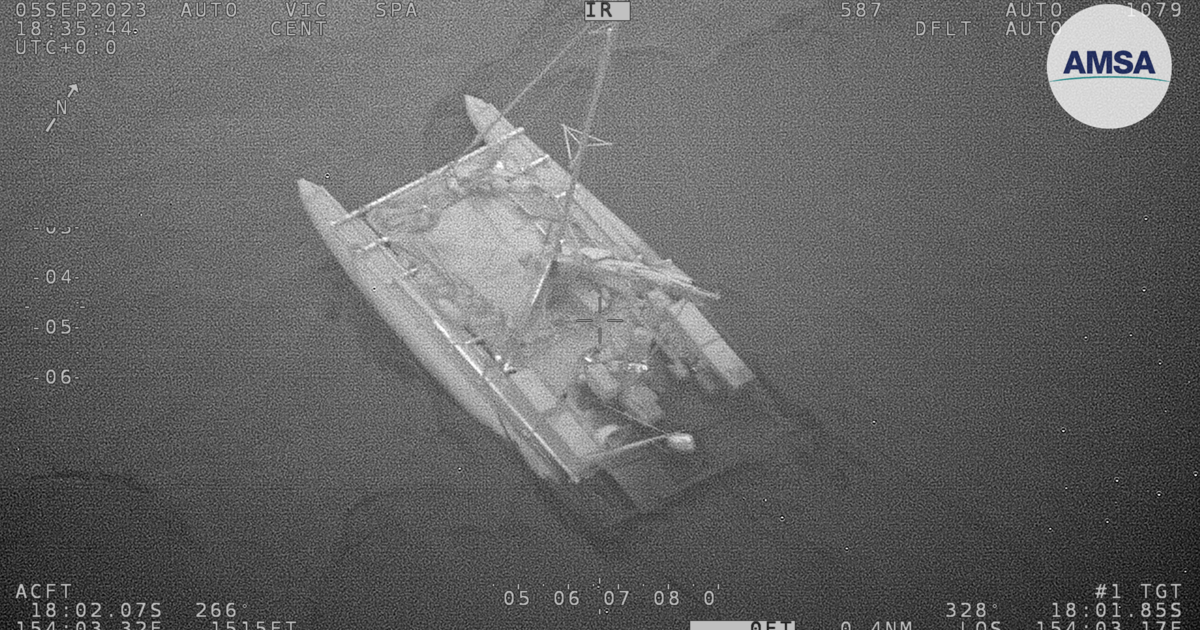 تم إنقاذ 3 بحارة بعد أن أدى هجوم سمكة قرش إلى تدمير قاربهم المطاطي جزئيًا قبالة الساحل الأسترالي