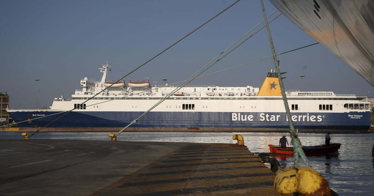 Капитанът на ферибот, трима членове на екипажа са изправени пред обвинения в убийство заради смъртта на закъснял пътник, блъснат в морето в Гърция