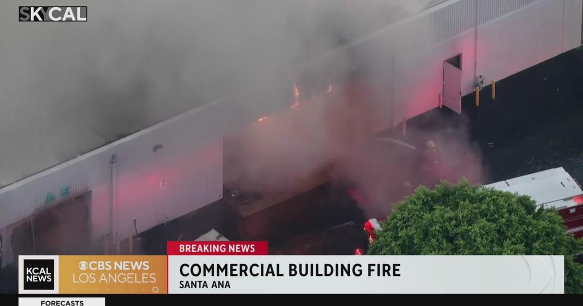 SkyCAL over commercial building fire in Santa Ana - CBS Los Angeles