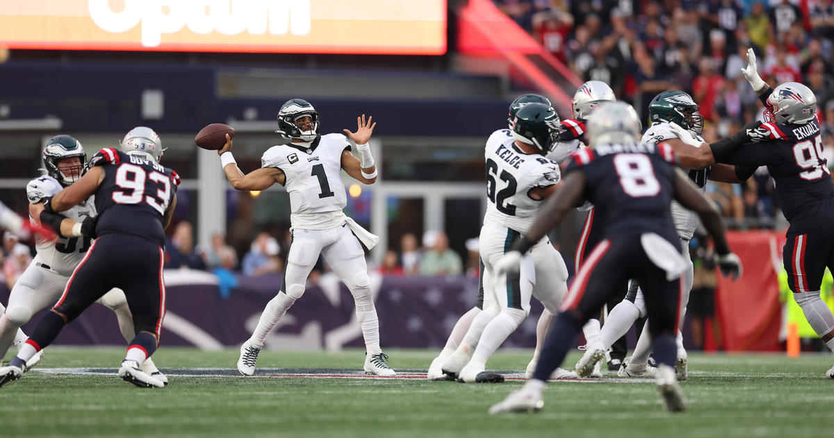 Eagles escape with win over New England Patriots in ugly season opener