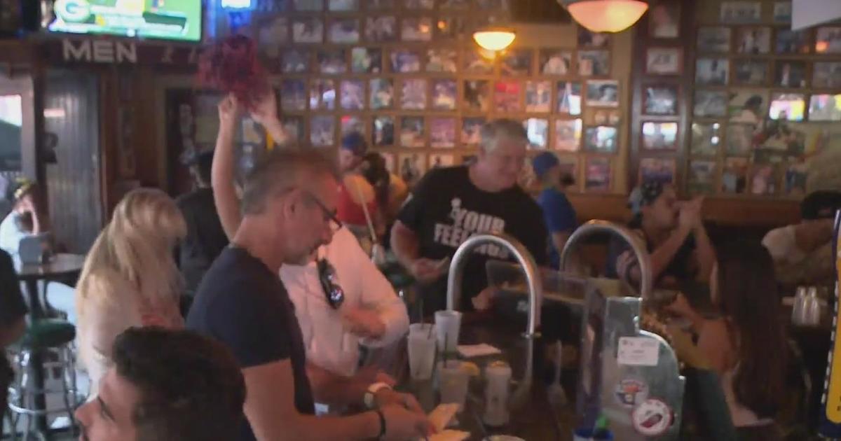 Packers, Bears fans watch game together at Green Bay bar and grill