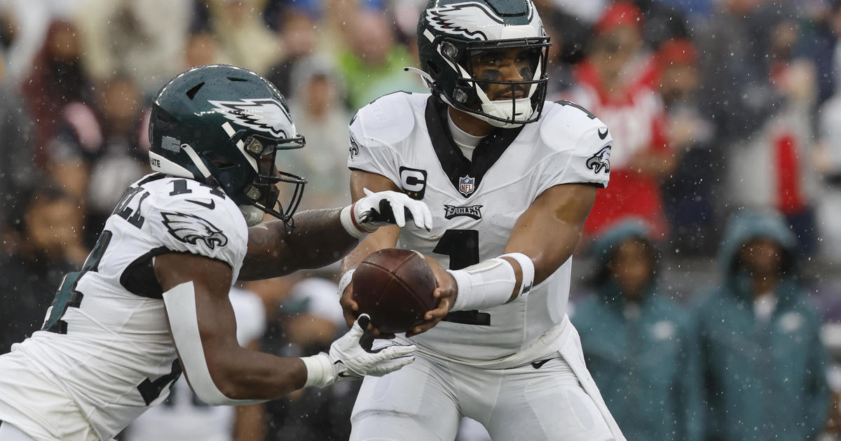 Jalen Hurts, Eagles' offense struggle in opener with short week to