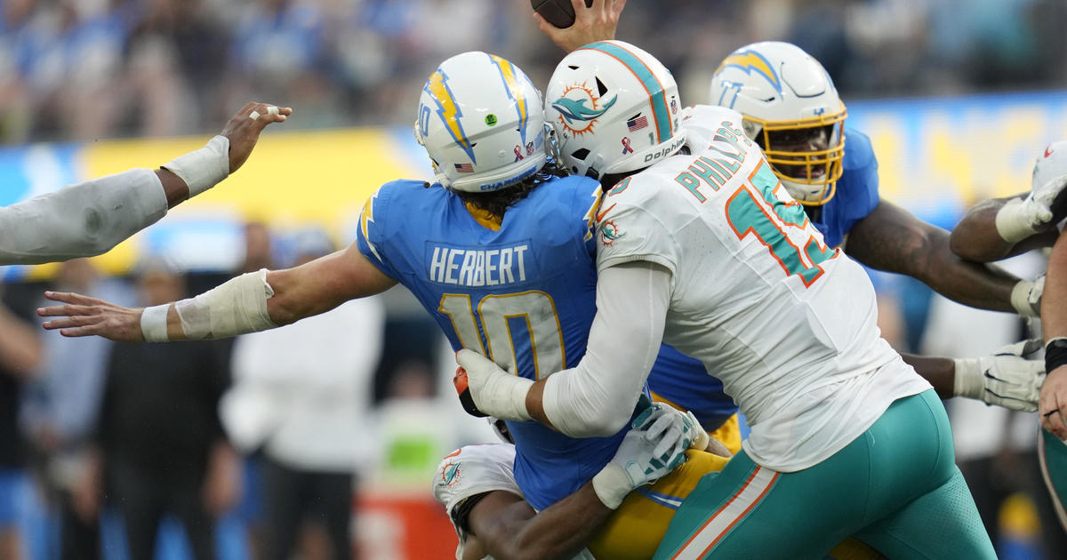 Hill, Tagovailoa too much for Chargers as Dolphins open with 36-34 victory
